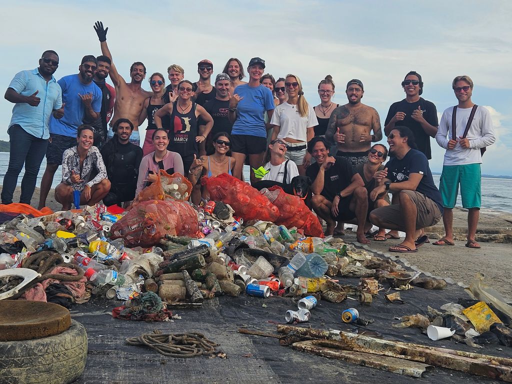 ramassage des déchets sur plage groupe